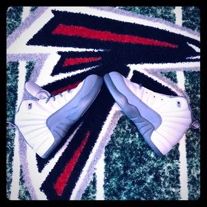 Jordan 12 Retro wolf grey / vivid pink / cool grey